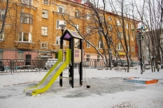 В сквере на улице Сафонова обновили детскую площадку