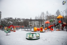 Новая детская площадка радует маленьких мурманчан