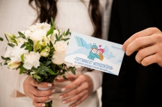 8 июля в мурманском ЗАГСе встречали молодоженов с караваем и рукодельными куклами