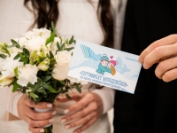 8 июля в мурманском ЗАГСе встречали молодоженов с караваем и рукодельными куклами