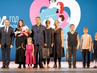 «Семья — это основа общества»: губернатор Мурманской области поздравил северян с Международным днем семьи