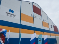 В Заполярном открылась современная ледовая арена «Метеор»